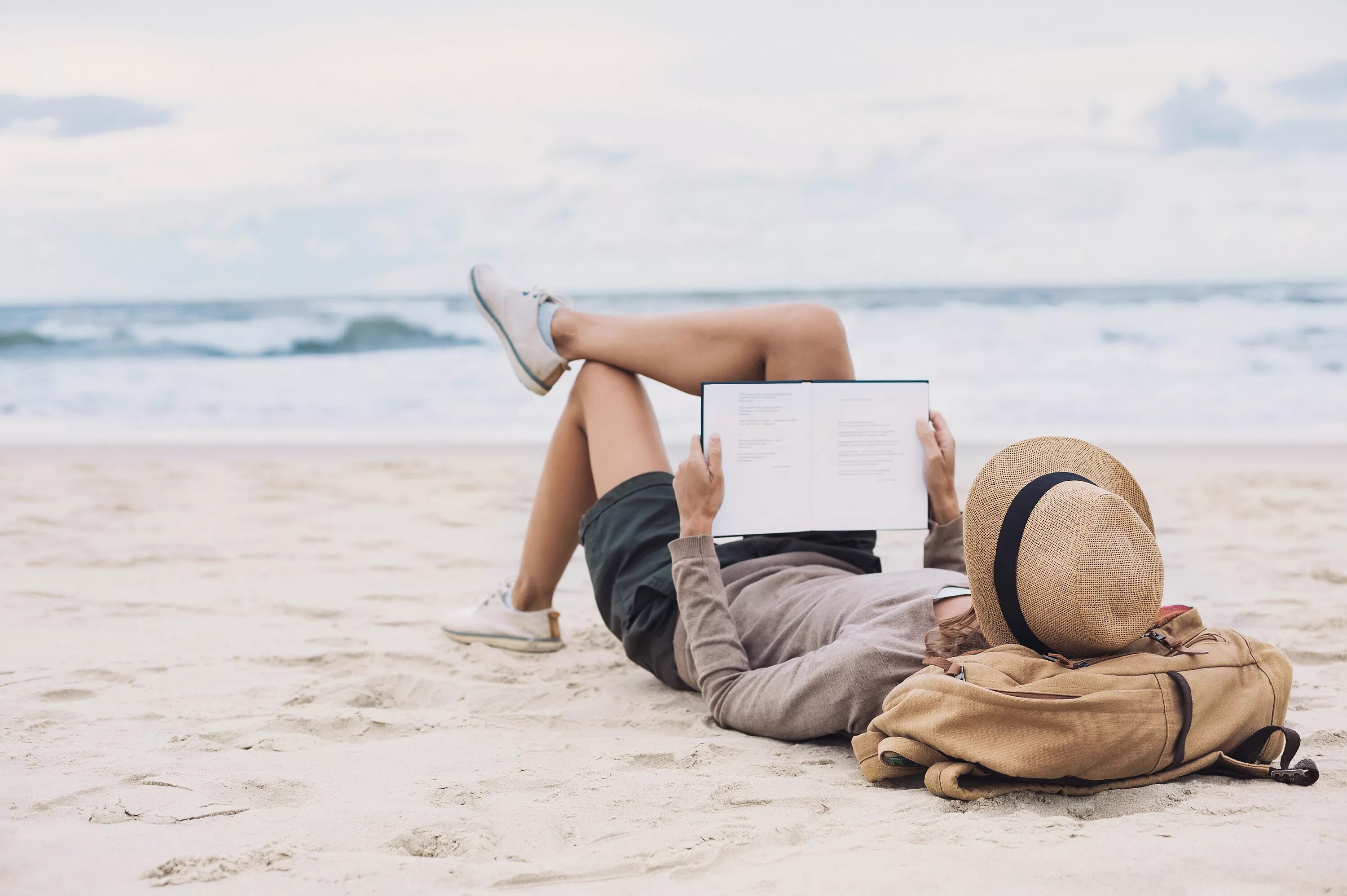 Отдыхай наблюдай. Лето отпуск. Чтение на пляже. Отпуск с книгой. Чтение на море.