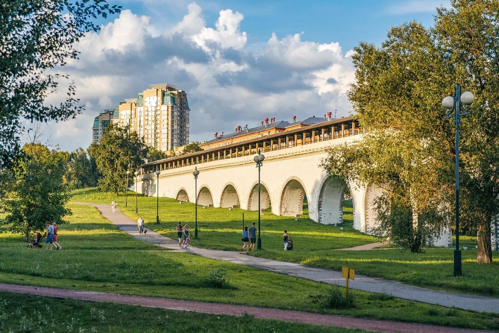 Первый городской водопровод в москве. Ростокинский акведук 19 век. Ростокинский акведук в Москве. Акведук Мытищи парк. Акведук Мытищинского водопровода.