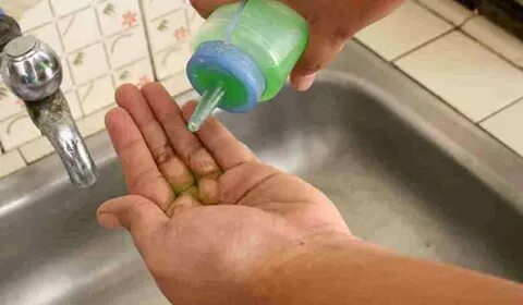 Чем отмыть руки от пены
