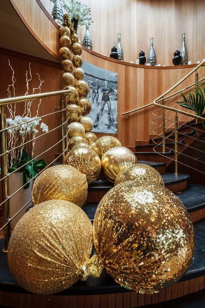 Украшения из золотых шаров. Шары украшение. Золотой декор шарами. Новогодние шары в интерьере. Новогодняя елка с золотыми шарами.