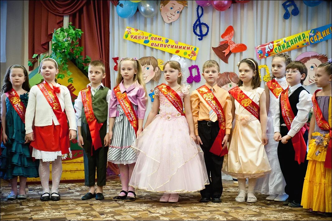 Выпускной в детском саду. Выпускник детского сада. Фотосессия на выпускной в детском саду. Ленточка выпускника детского сада.