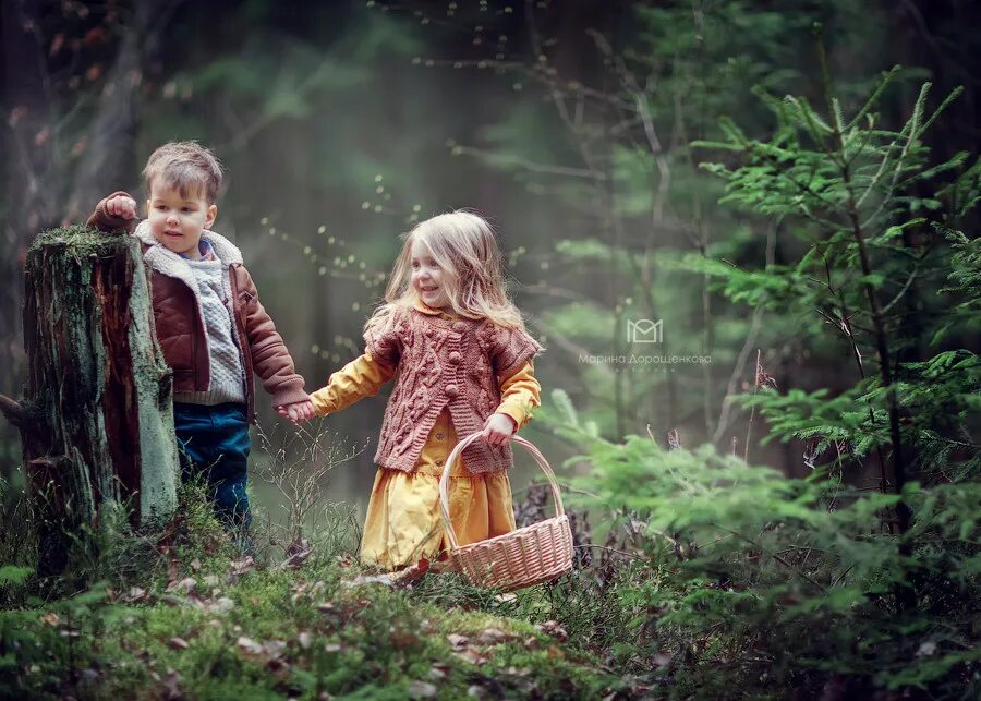 лесное дитя. маленькая девка в лесу. девочка в лесу. маленькая девка в лесу. славянские дети в лесу.