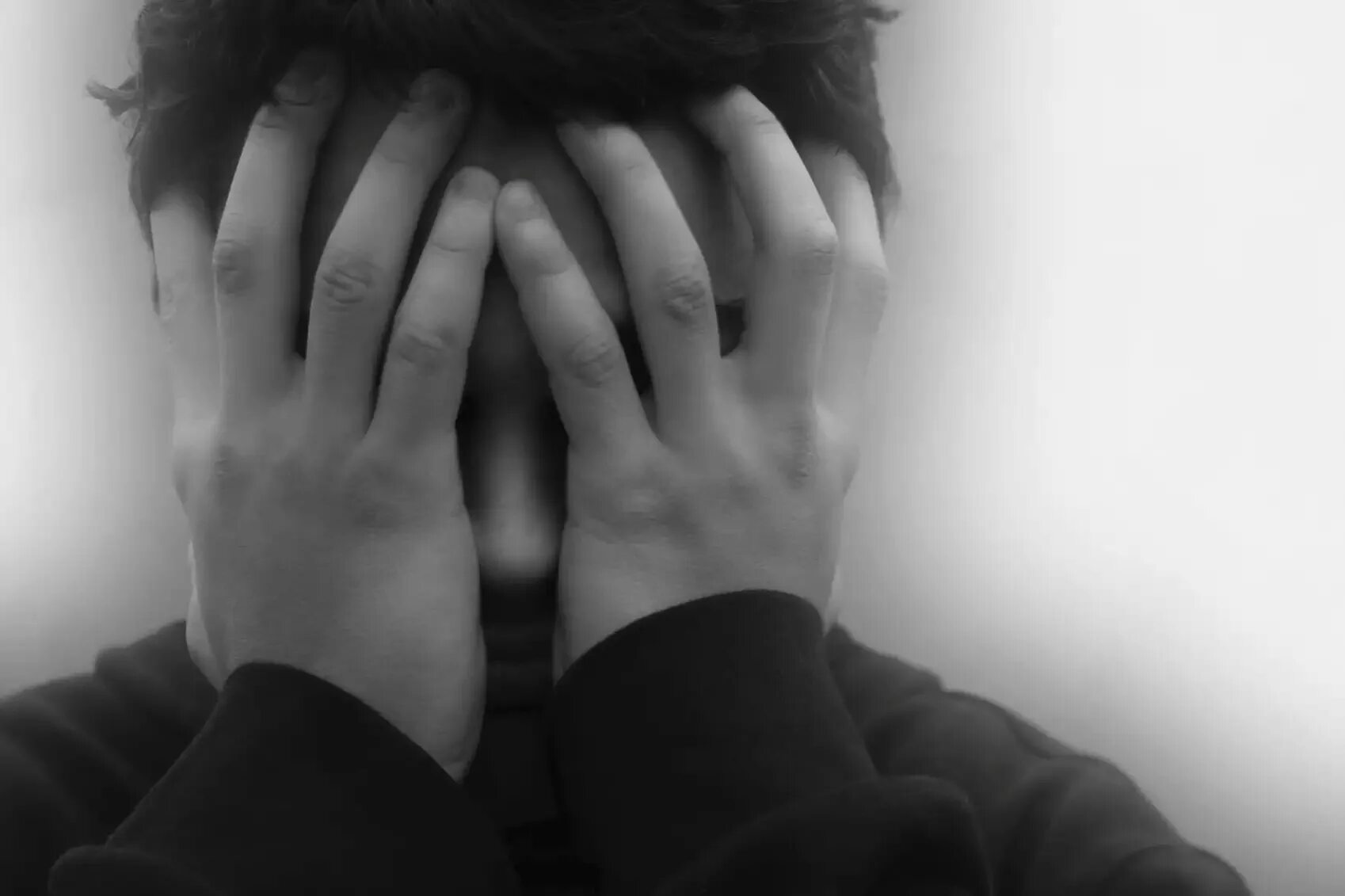 школьник закрыл лицо руками. мальчик закрывает лицо руками. ученик закрыл глаза. мальчик закрывает лицо руками. мальчик с закрытыми глазами.