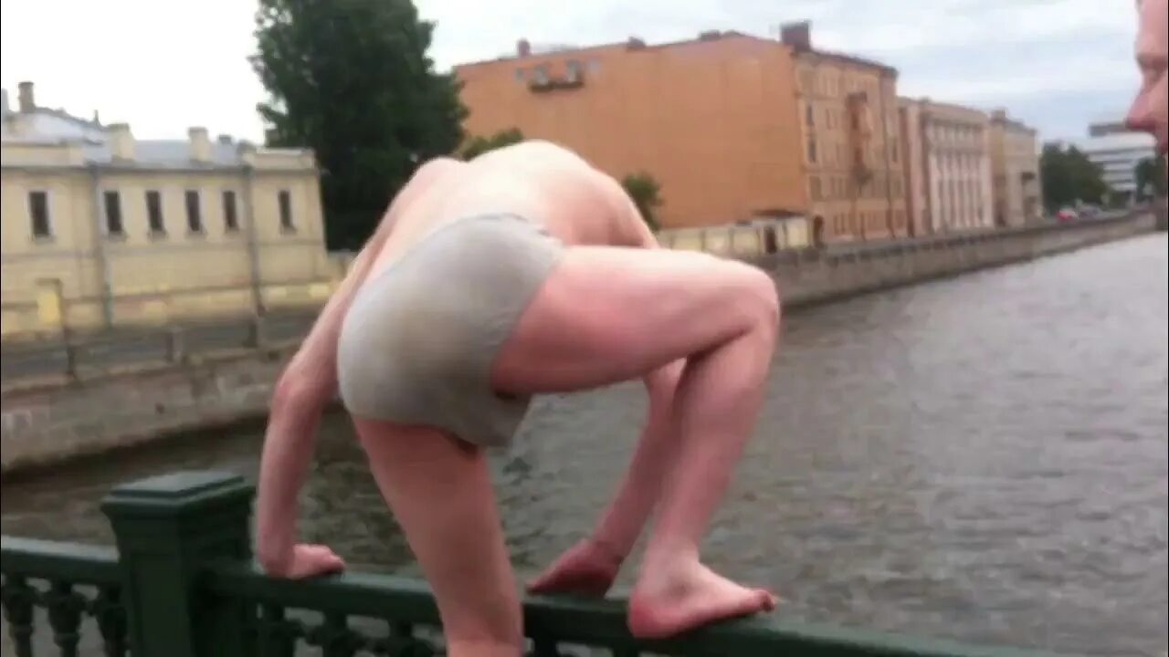 Прыгнула в питере. Крокодил в неве санкт петербург. Прыжок на мосту в спб на машине. Прыжки в воду с моста. Прыжок с яхтенного моста в санкт-петербурге.