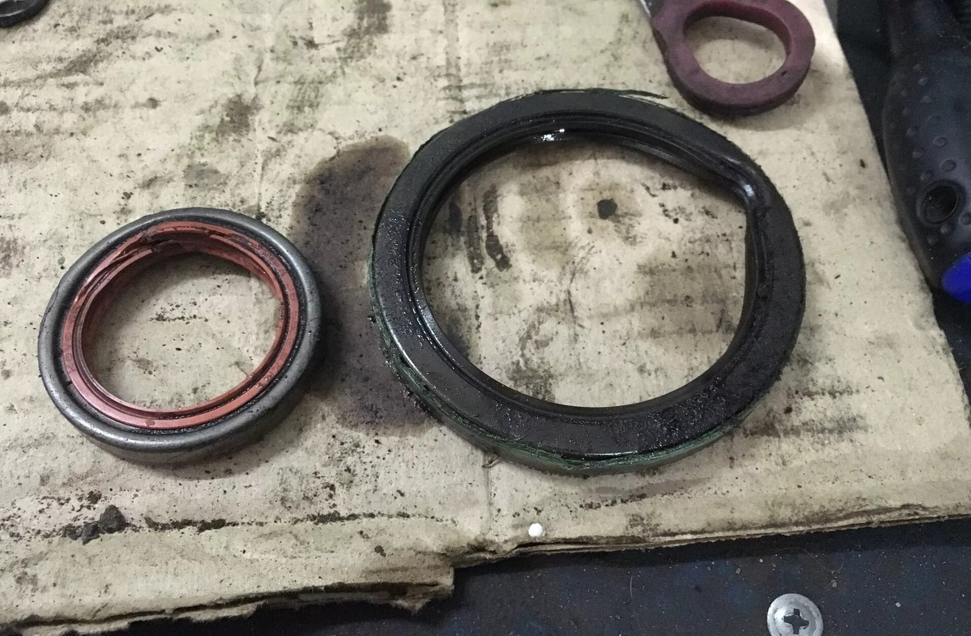 Сальник коленвала задний тойота королла 150 1. Сальник коленвала королла. Сальник коленвала тойота королла 120. Тойота королла е120 сальник коленвала. Сальник коленвала королла.