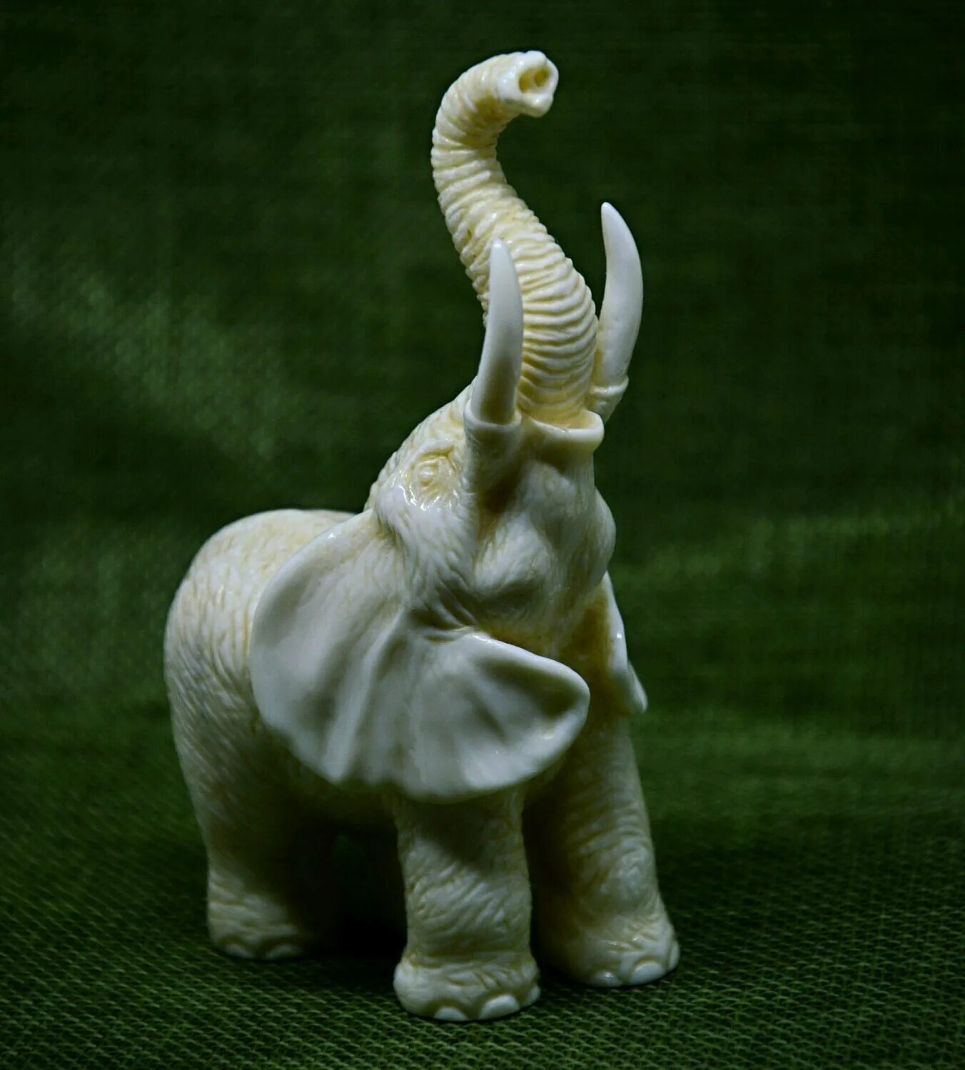 Сайт слон интернет магазин. Статуэтка слон фабрика Гарднера. Фигурка слон. Фигурки из слоновой кости. Статуэтки из бивня слона.
