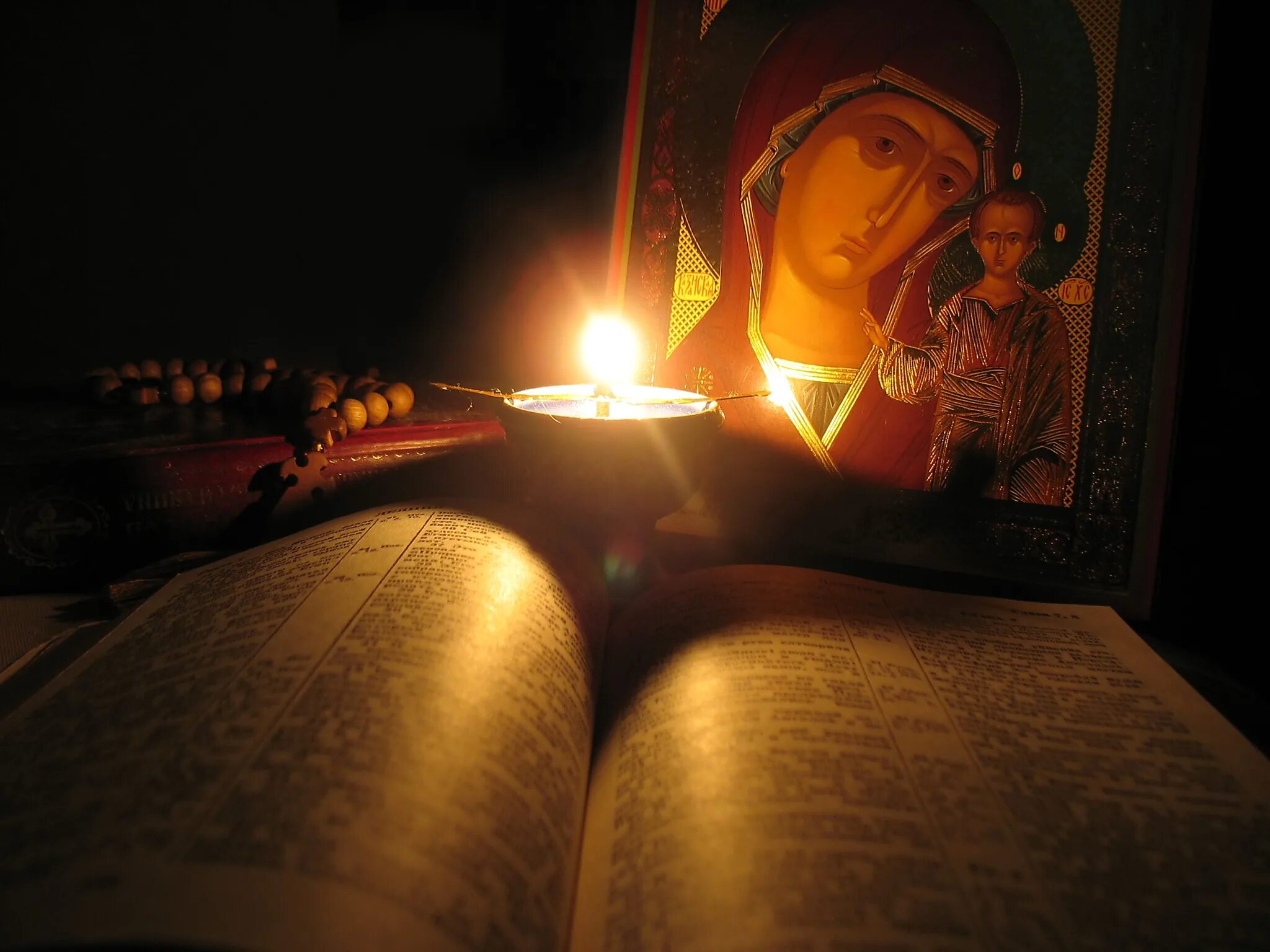 Икона и свеча. Свеча перед иконой. Горящая свеча у иконы. Икона с лампадой. Бабы каются