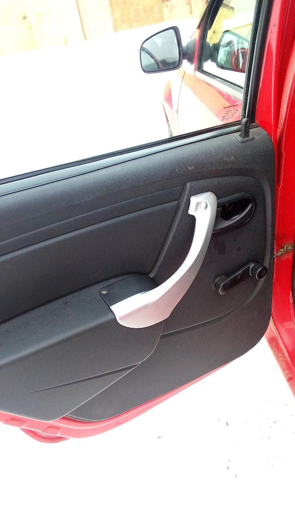 Ручки задних дверей логан 2. Ручки на задние двери рено логан. Ручка двери рено. Задние ручки двери на логан 1. Ручки на рено логан 2.