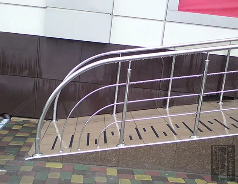 Ограждение лестницы нержавейка. Лестница нержавейка. Перила для лестницы из металла в леруа мерлен. Ограждение нержавеющая сталь. Перила из нержавейки со стеклом.