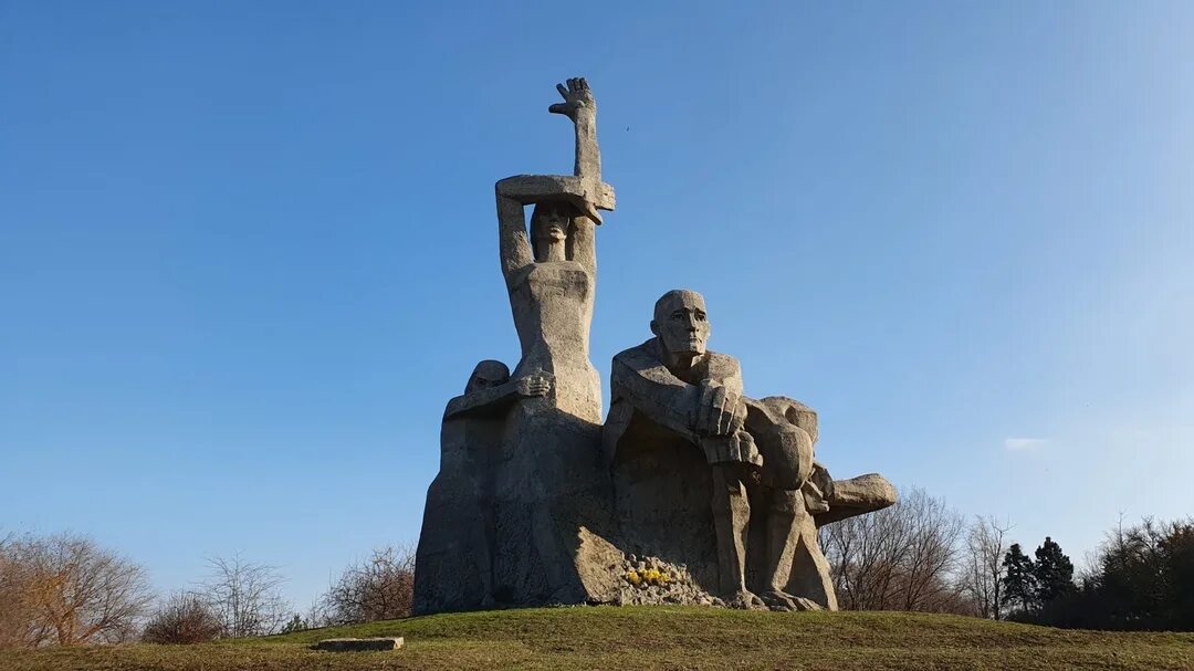 Жертвам фашизма ростов. Мемориал змиевская балка в ростове на дону. Жертвам фашизма ростов. Мемориальный комплекс змиевская балка. Мемориал жертвам фашизма змиевская балка ростов на дону.