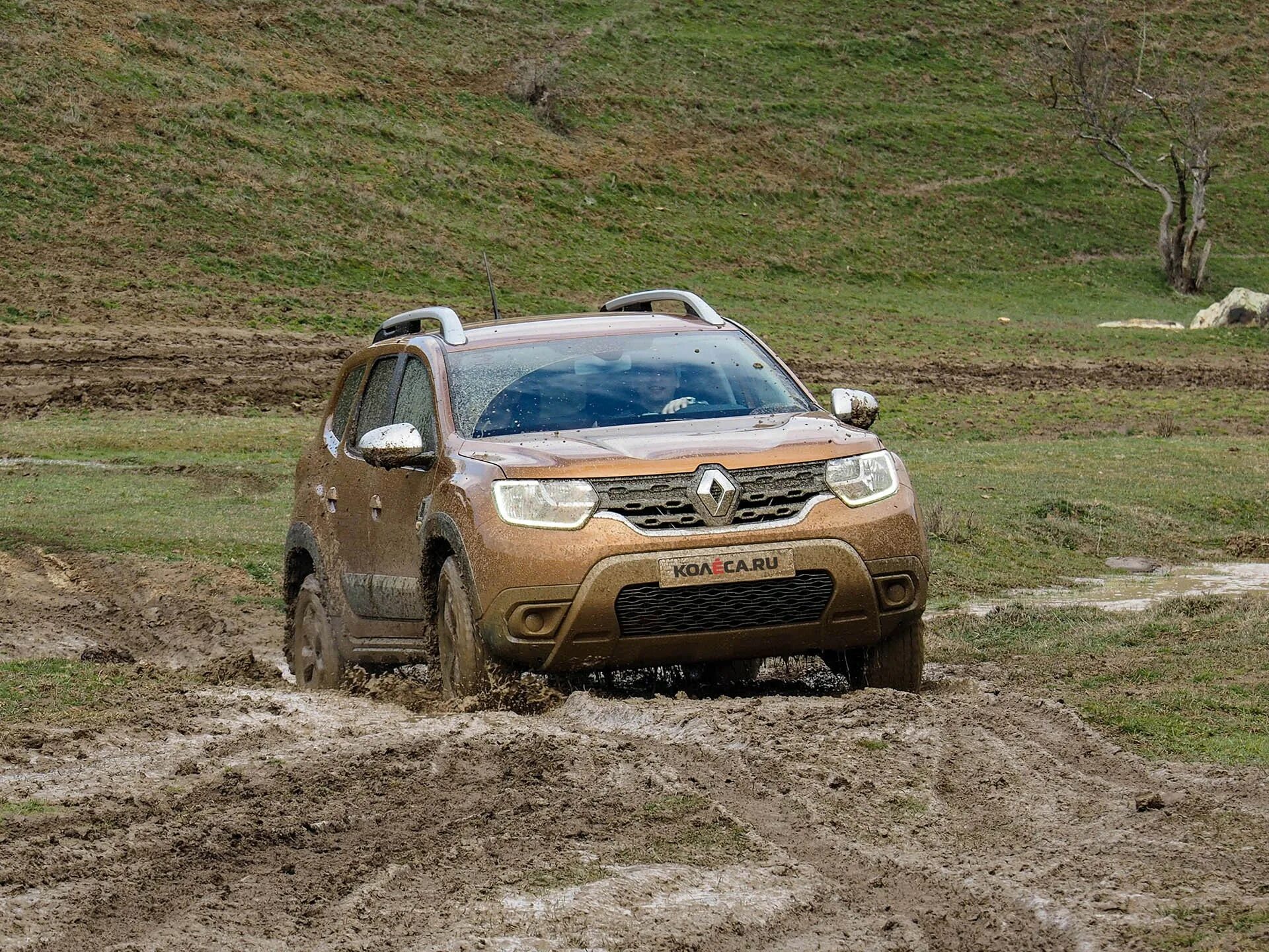 Тест драйв дастера. Дастер 2 поколения. Рено Дастер в грязи. Renault Duster тест драйв. Новый Рено Дастер грязи реклама.