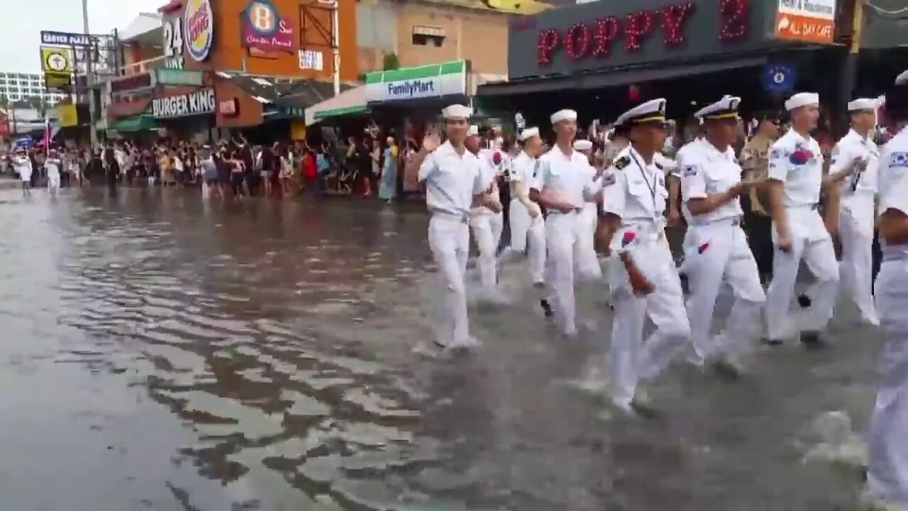 Видео парад в тайланде. Наши моряки на параде в Тайланде под прощание славянки. Русские моряки маршируют в Тайланде. Русские моряки на параде в Тайланде под прощание славянки. Марш русских моряков в Тайланде.