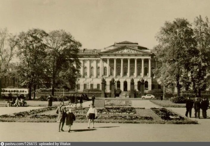 Площадь искусств история. Площадь искусств в санкт-петербурге 19 век. площадь искусств в спб в 20 веке. инженерная улица площадь искусств. русский музей старые фото.