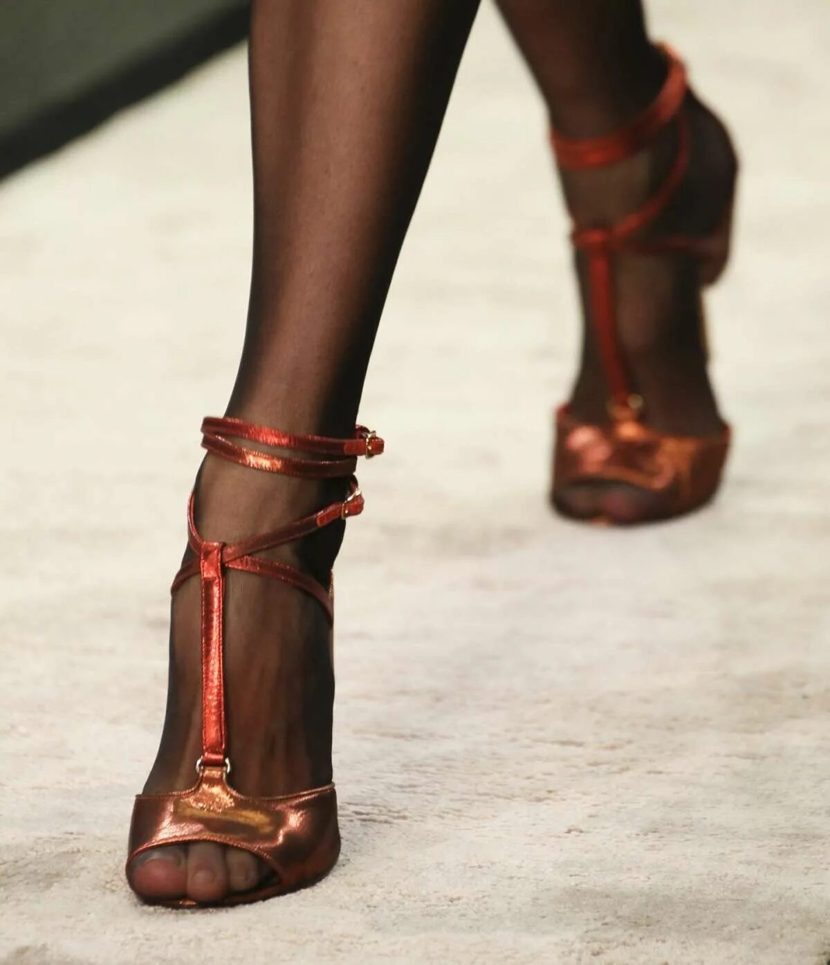 Колготки под босоножки с открытым носом. Открытые туфли с колготками. Колготки для босоножек с открытыми. Капроновые колготки для босоножек. Босоножки и капрон.