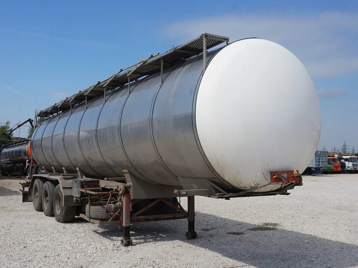 Изотермические цистерны. Изотермическая автоцистерна. Химическая цистерна полуприцеп. Цистерна битумная ацб-4,5 м3 навесное оборудование. Цистерны изотермические.