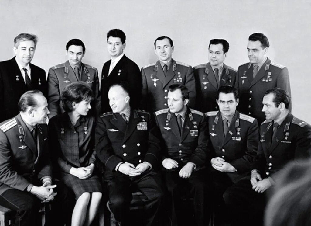 Первые 12 космонавтов ссср. Леонов первый отряд Космонавтов. Первый отряд Космонавтов 1960. Королев с отрядом Космонавтов.