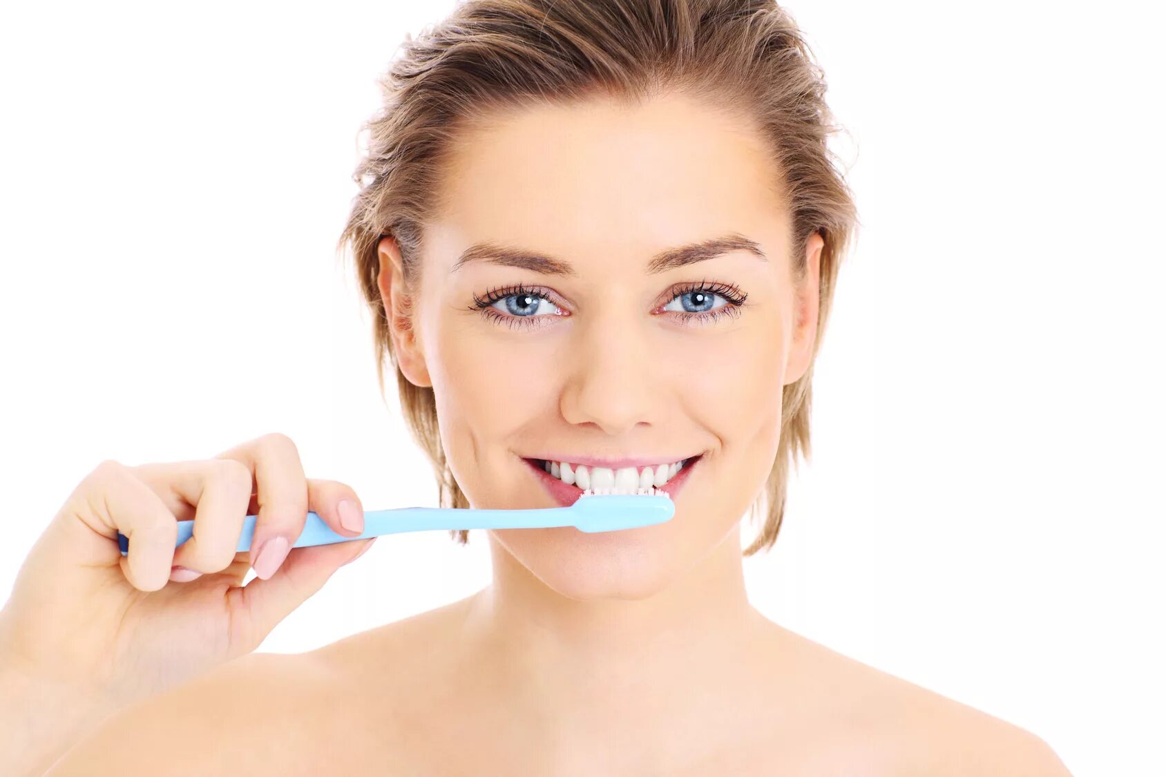Девушка чистит зубы. Красивая улыбка с зубной щеткой. Чистим зубы!. Гигиена полости рта. Do your teeth