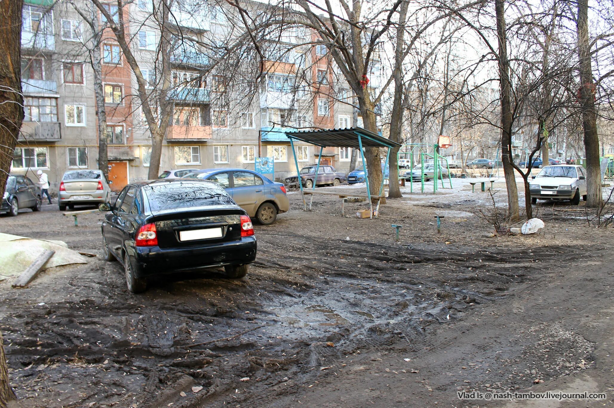благоустройство двора. город тамбов улица ерофеевская, 20. старые дворики тамбова. садовый дворик мичуринск. дворы тамбова.
