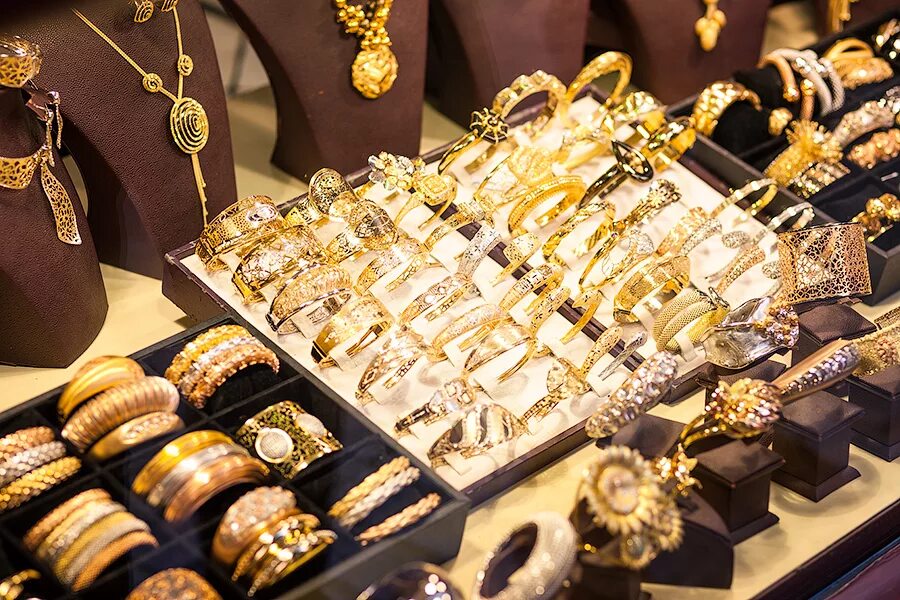 Золотой рынок Gold Souk. Много украшений. Украшения из золота. Много золотых украшений. Ювелирные магазины великий