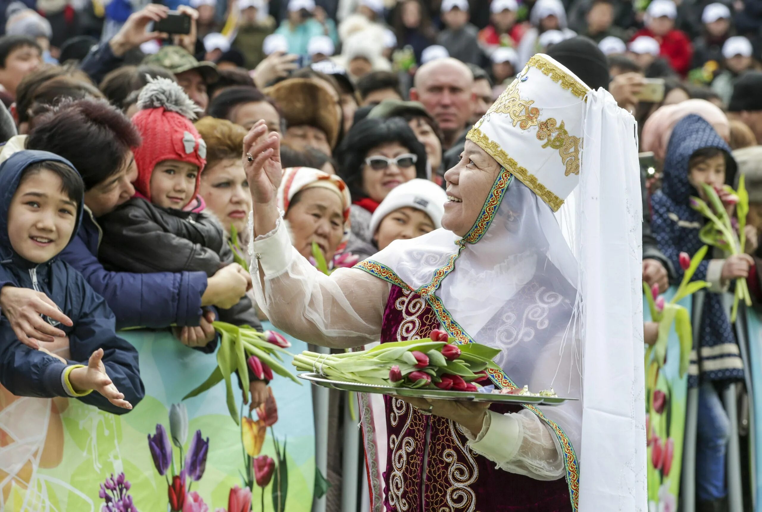 Картинка праздник казахстана. Праздник Навруз Казахстан. С праздником Науруз Казахстан. С праздником Наурыз. Празднование Наурыза.