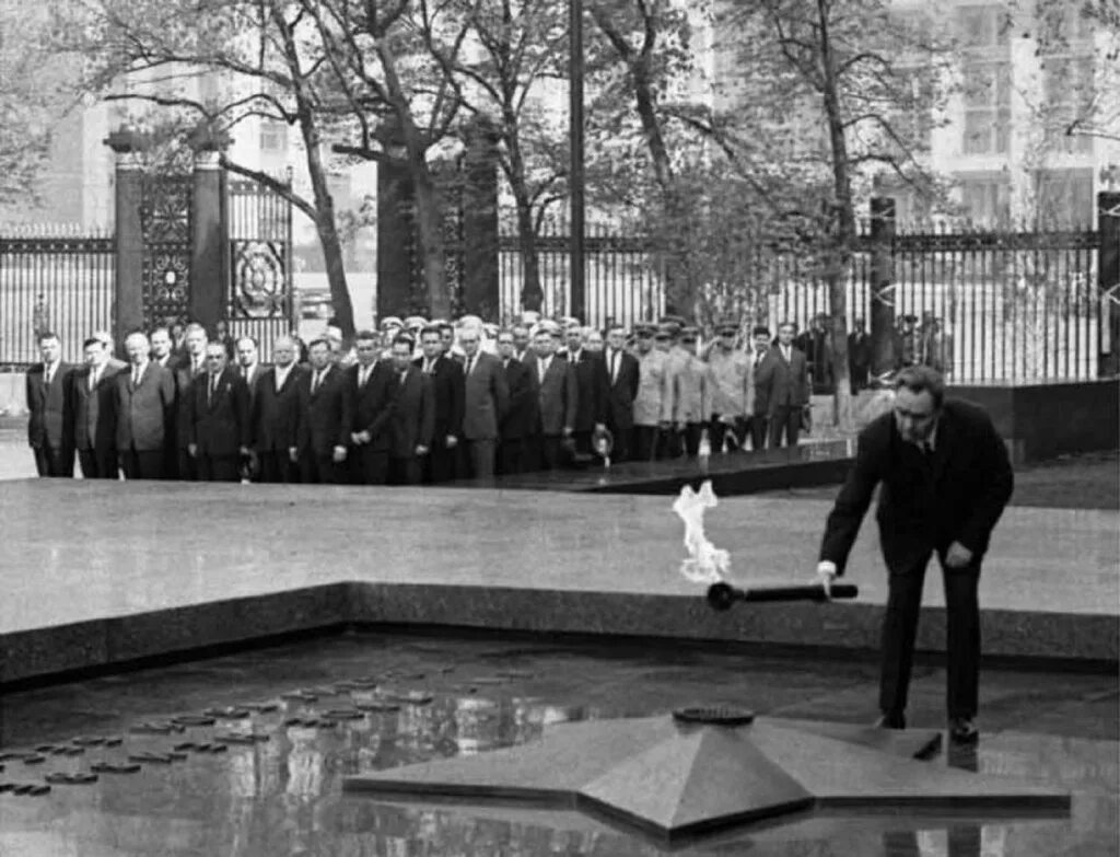8 мая можно. Могила неизвестного солдата Москва 1967. Александровский сад Москва могила неизвестного солдата. Могила неизвестного солдата у кремлевской стены в Москве. Вечный огонь у могилы неизвестного солдата 1967.