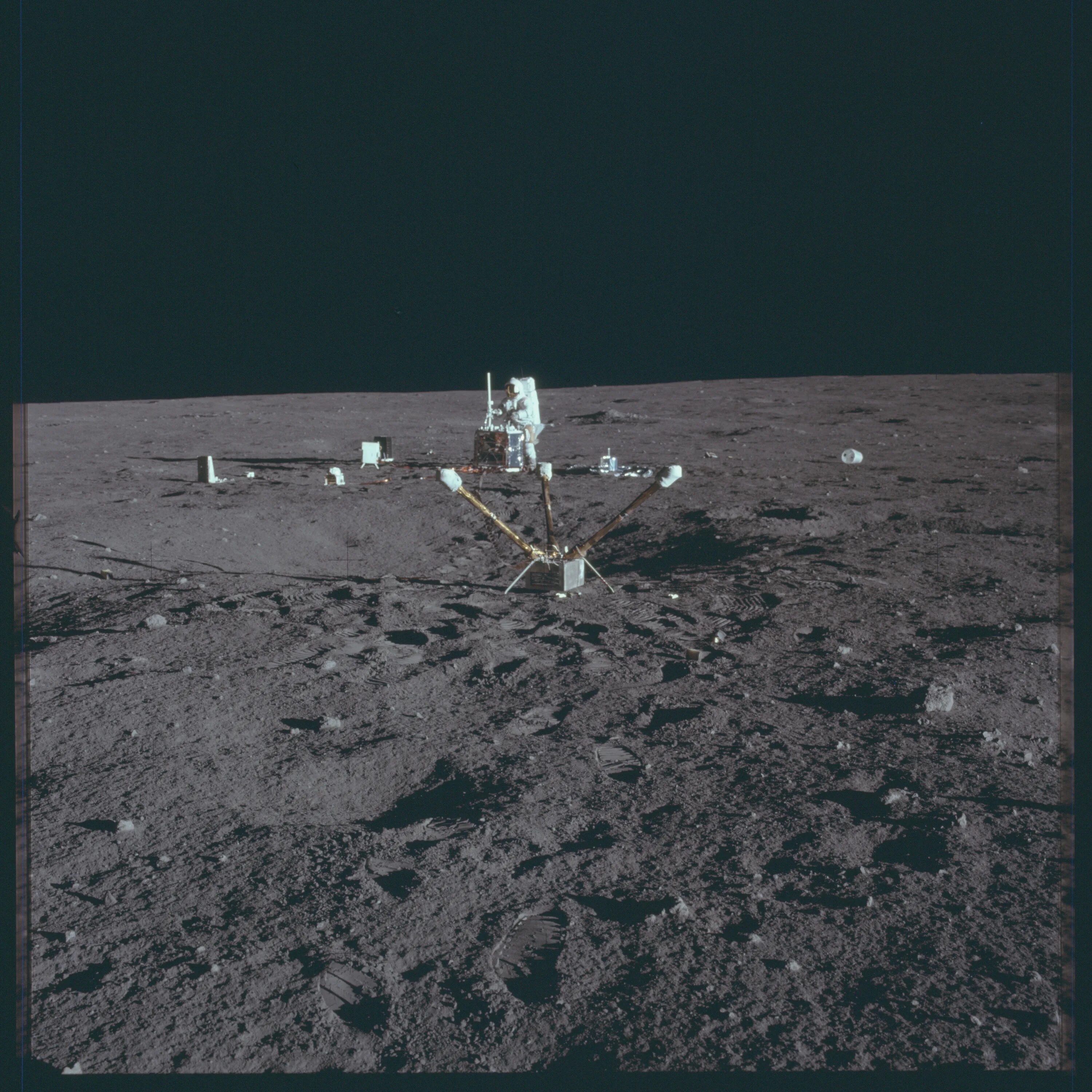 На луне были города. Аполлон 12 на Луне. Снимки Луны со спутника НАСА. Аполлон 12 лунный модуль. Снимки Луны Аполлон 10.