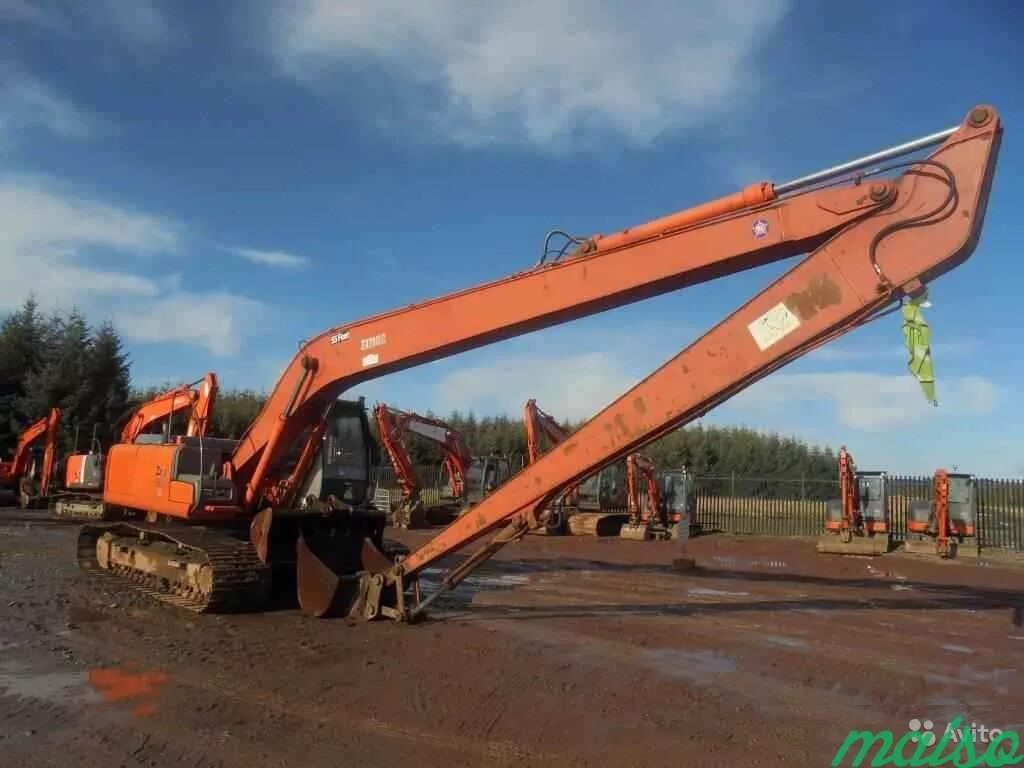 Удлиненный экскаватор. Hitachi zx330 long reach. Хитачи 330 с длинной стрелой. Экскаватор Хитачи zx330. Hitachi zx330lc-3 длиннорукий.