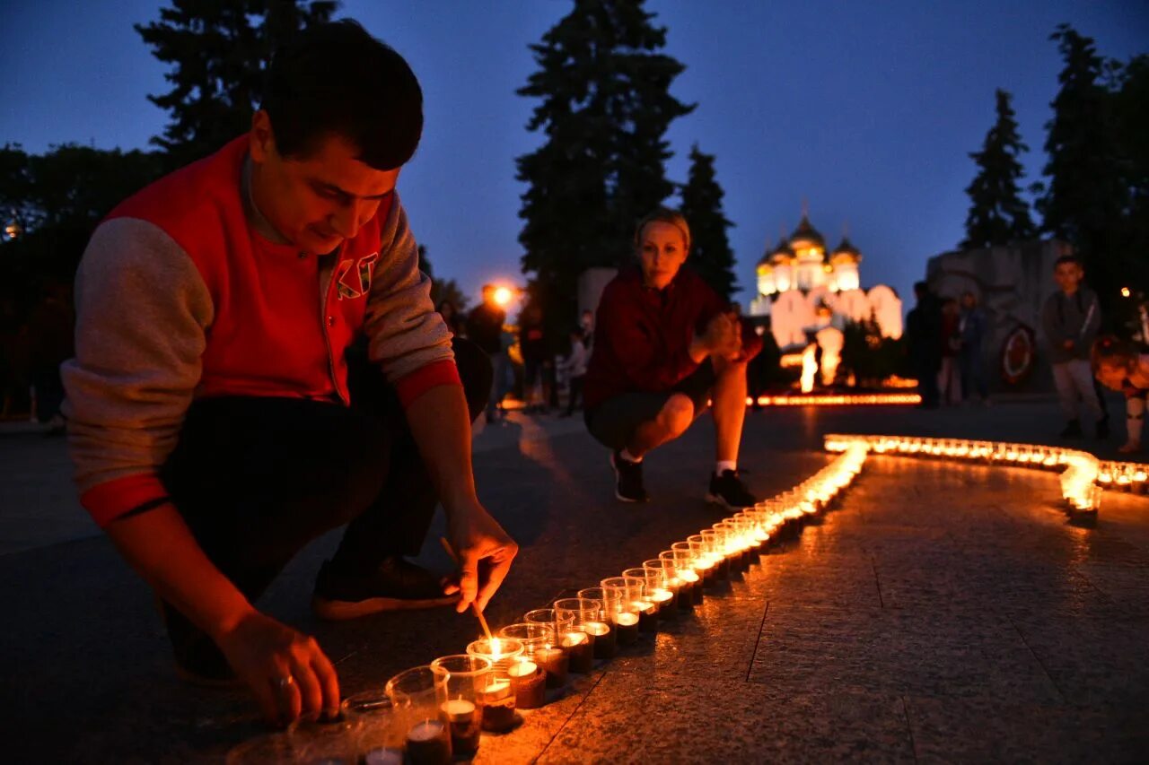 Luminary 1000 свечей. Вечный огонь Ярославль. Свеча памяти. Огонь памяти. Вечный огонь свеча памяти.