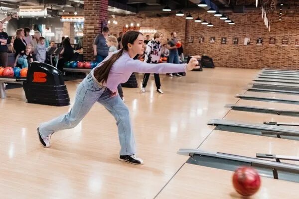 Тюмень улица тимофея чаркова 60 brooklyn bowl. Бруклин боулинг остров тюмень. Бруклин боулинг. Бруклин бол колумб. Ресторан бруклин сити молл тюмень.