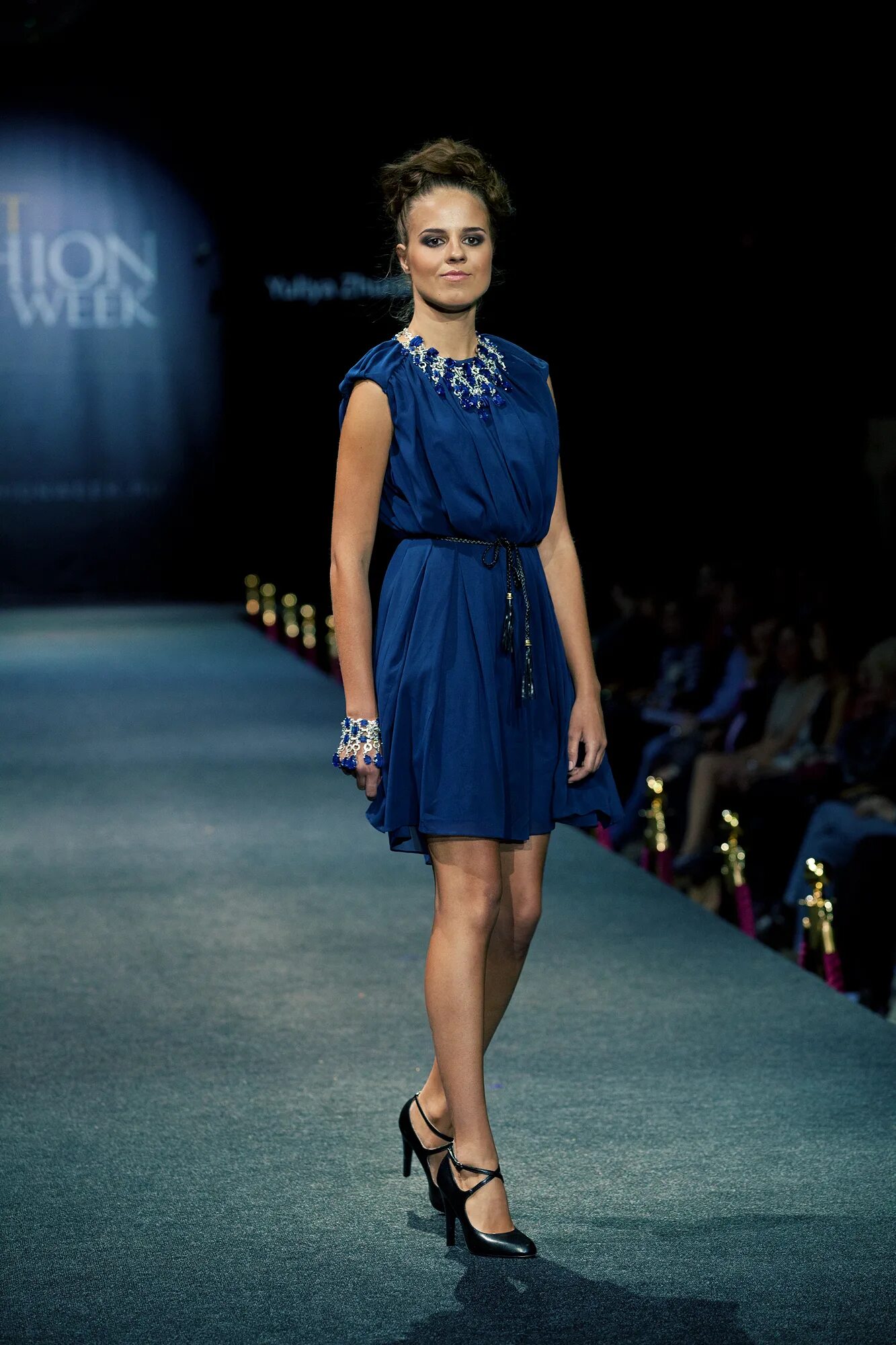 голубое платье. туфли к темно синему платью. красивая одежда для девушек. синее стильное платье. темно синее платье.