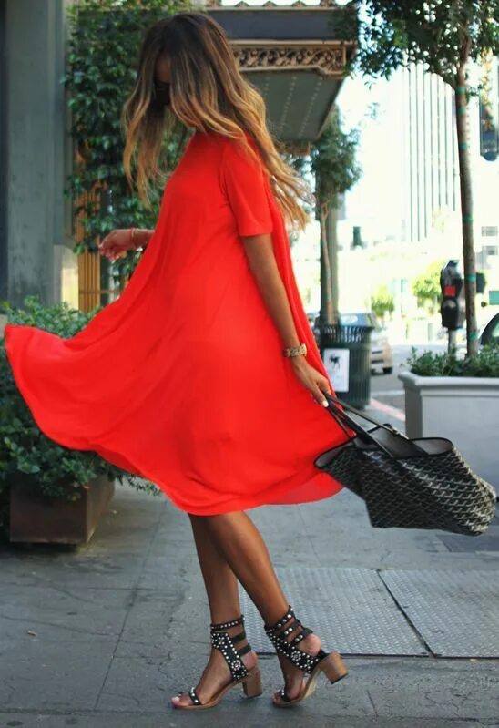 Красное свободное. Красное летнее платье. Красивое стильное красное платье. Модные широкие платья. Стильные яркие платья.