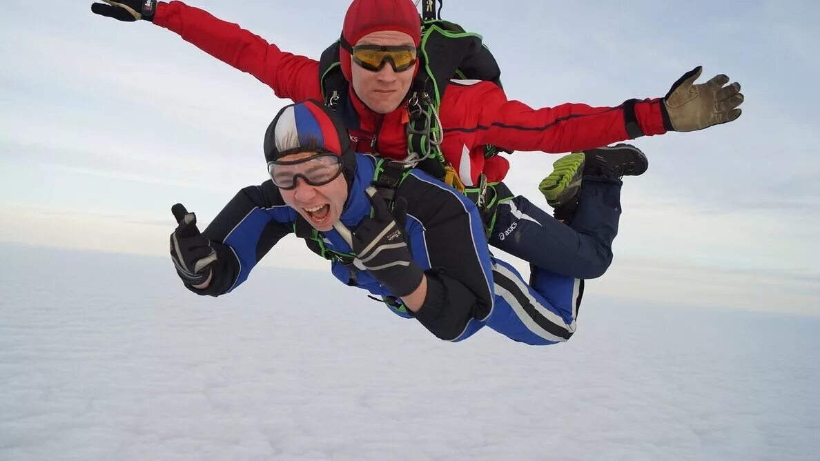 реклама прыжков с парашютом.