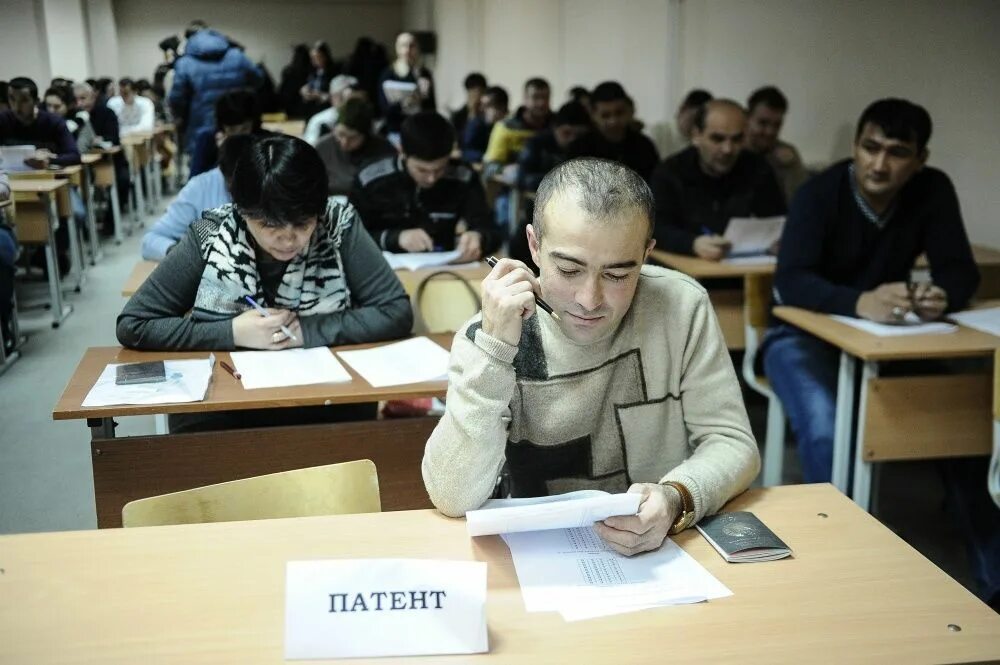 Тест для мигрантов по русскому языку. Экзамен для мигрантов. Экзамен по русскому для мигрантов. Экзамен для мигрантов для патента. Мигранты Россия на экзамен.