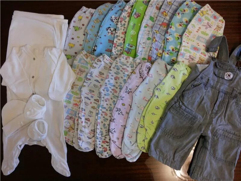 отдам вещи для ребенка. отдам вещи. девочка с кучей одежды. барахолка вещей детские. детская барахолка афиша.