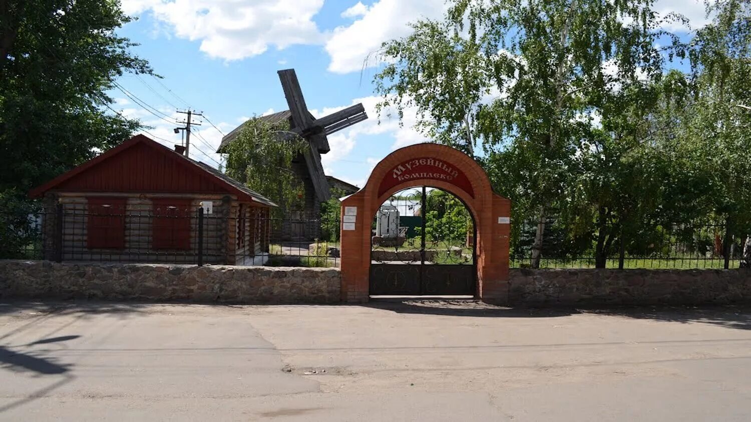 Калач воронежская область сайт. Памятники города Калач Воронежской области. Городской парк города Калача Воронежской. Аллея героев Калач Воронежской области. Достопримечательности г Калач Воронежской области.