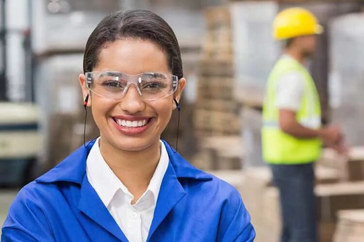 Woman is forced. Женщина инженер Дубая. Woman wearing Safety Glasses. Safety Wears. Заводские очки.