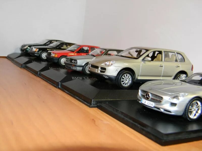 1 43 коллекционные. Коллекция моделей автомобилей. Коллекционные модели автомобилей. Коллекционирование моделей автомобилей. Машина на подставке коллекционная.