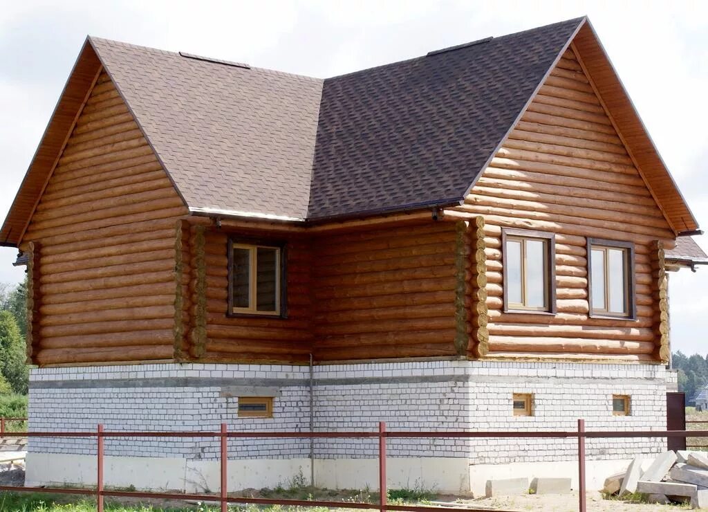 Дом кирпич сруб. Дом из бревна с высоким цоколем. бревенчатый дом с кирпичным цоколем. деревянный дом с высоким цоколем. бревенчатый дом с цокольным этажом.