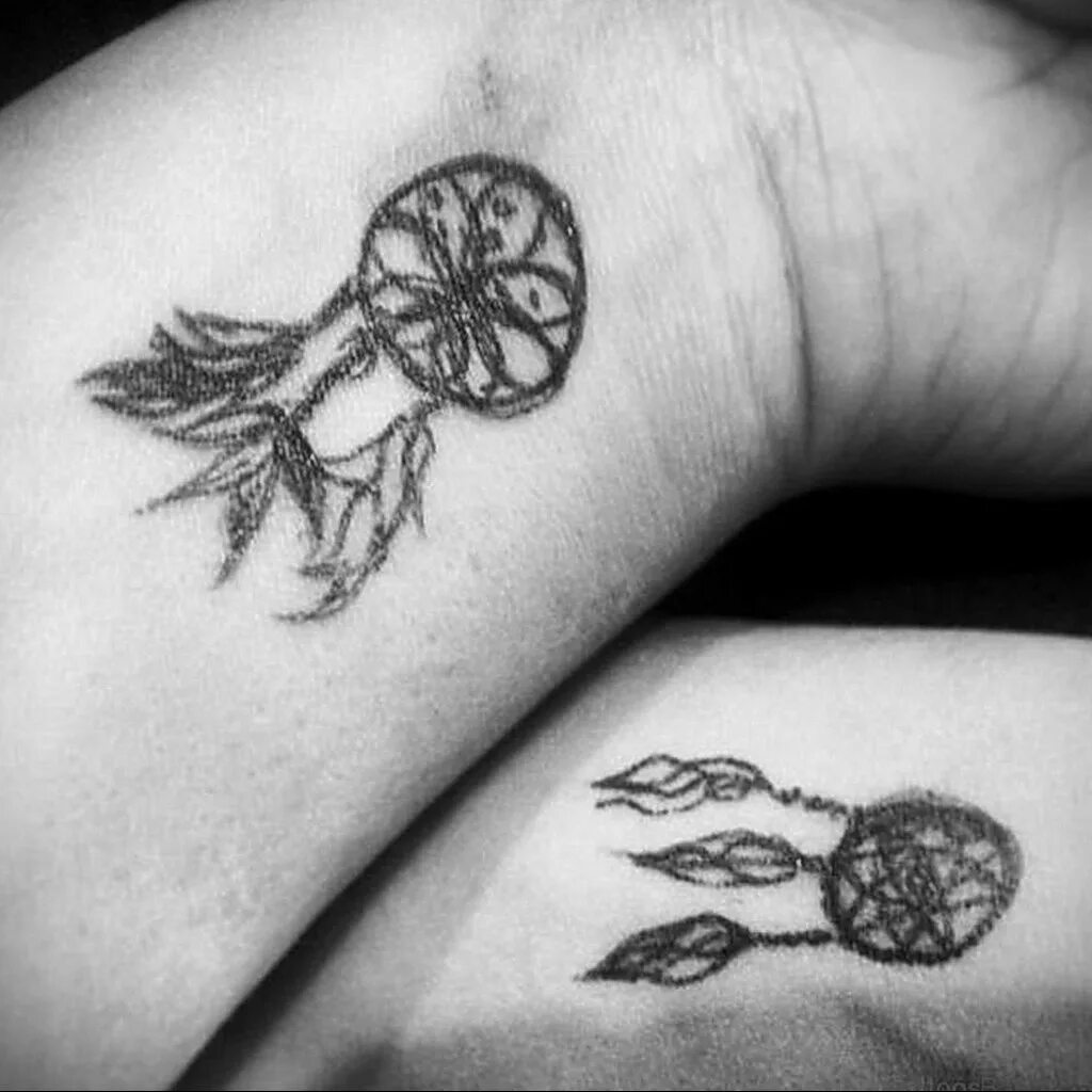 Ловец снов тату на запястье мужские. Коды на левое запястье. Ловец снов тату. Тату ловец снов на запястье. Тату ловец снов для девушек.