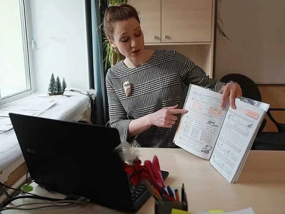 Учитель на дистанте мемы. Дистант в школах. Учитель дистанционно. Учитель на дистанте. Дистанционное образование в россии.