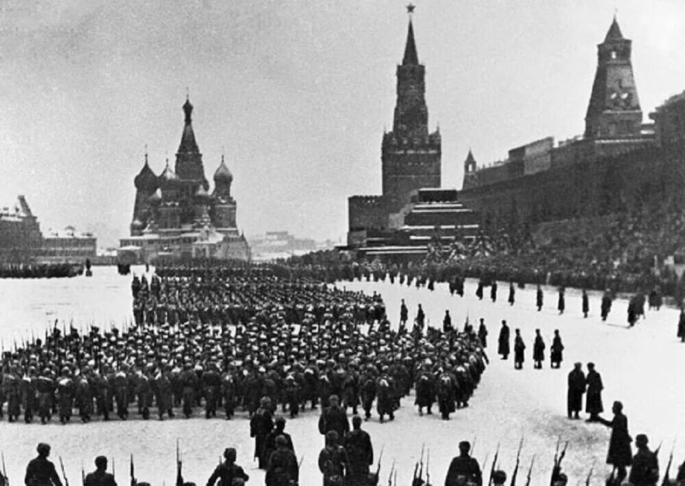 Парад 7 ноября 1941. Военный парад 7 ноября 1941 года в Москве на красной площади. Парад на красной площади 7 ноября 1941 года. Парад на красной площади 1941 битва за Москву. Где проходил военный парад 7 ноября 1941