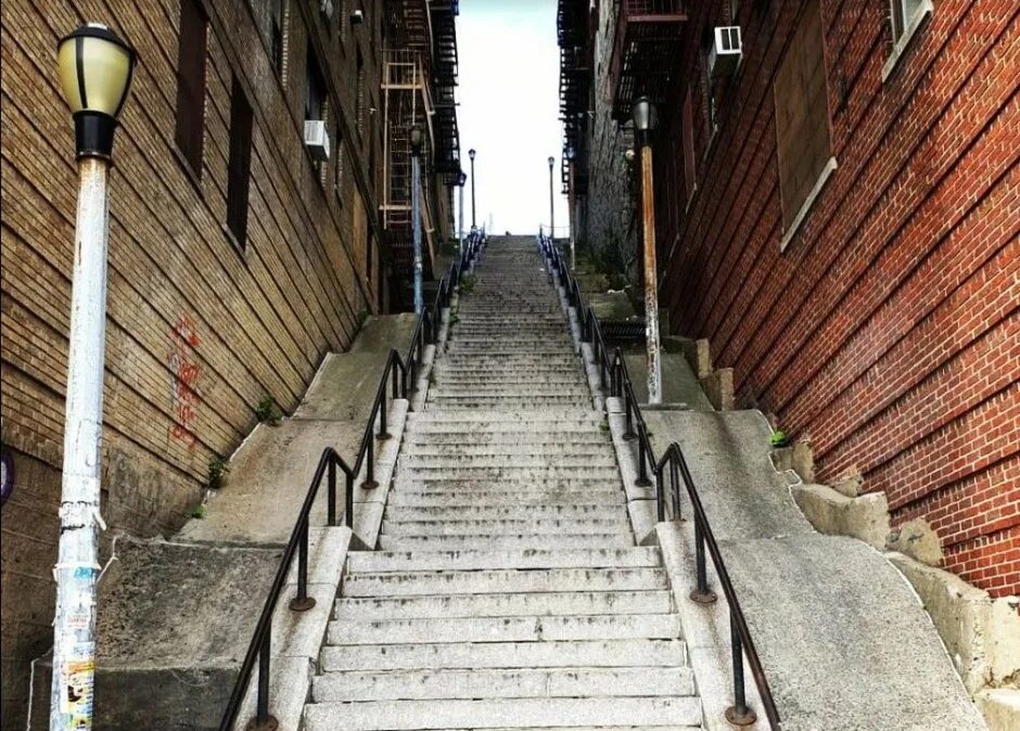 Остановился лестница. Лестница Джокера в Нью-Йорке. Бронкс Нью-Йорк лестница. Джокер на лестнице. Лестница Джокера в Бронксе.
