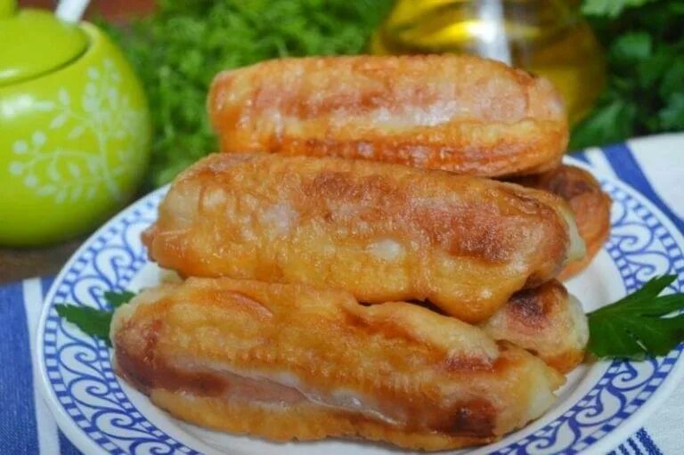 Сосиски жареные в кляре. Сосиски в кляре. Фритюр для корн догов. Кляр для сосисок в тесте на сковороде. Сосиски на шпажках в кляре на сковороде.