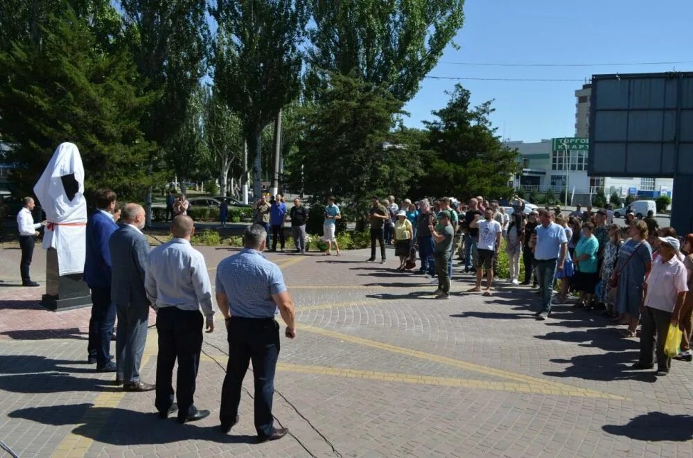 Открой мелитополь. Памятник Судоплатову в Донецке. Балицкий наградил Мелитопольского бойца Судоплатова. Балицкий наградил Мелитополького бойца.