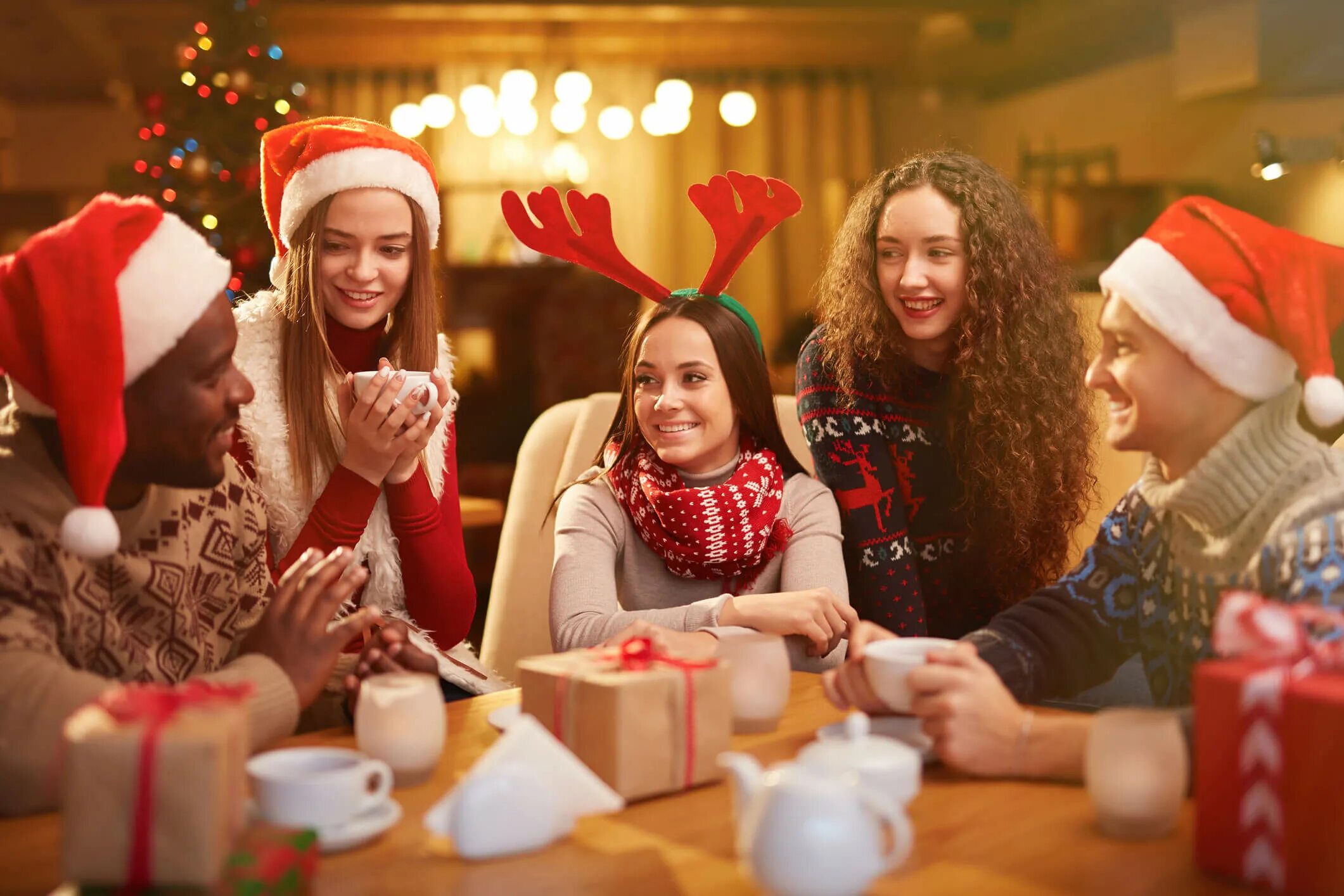 We celebrate new year. Новогодняя вечеринка. Рождество за столом. Рождество вечеринка. Отмечаем новый год.