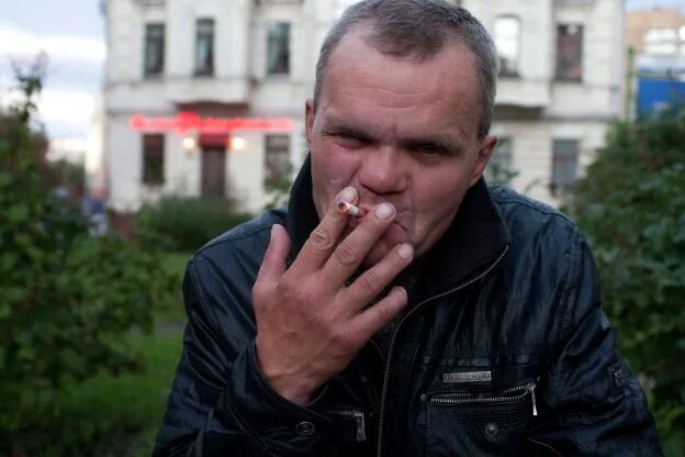 Сигара в зубах. Курящий бомж. Курящий бомж. Фрэнк галлагер в канаде. Курящий бомж.