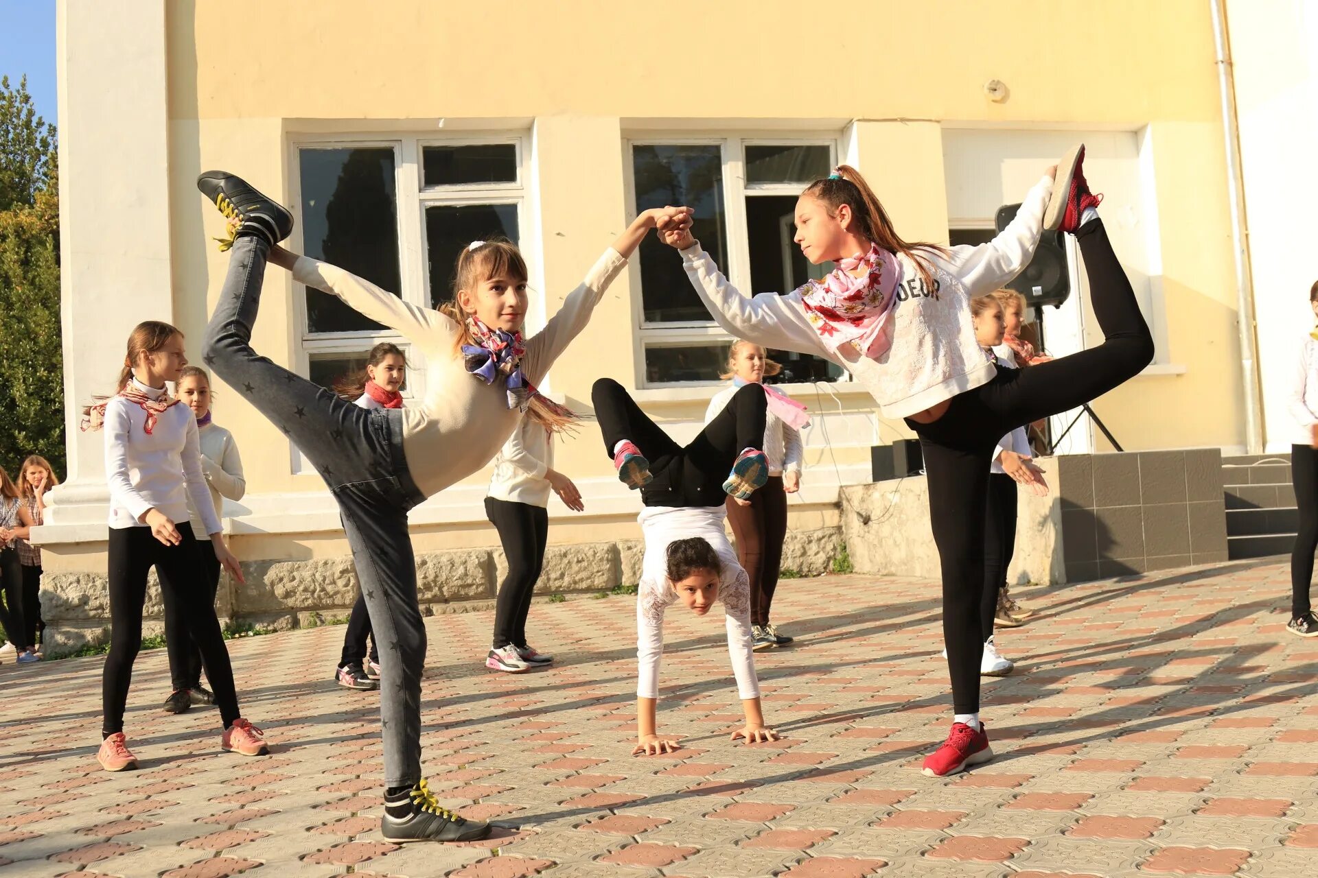 школьные танцы. цитаты про танцы. танцы хип хоп. танцы хип хоп. хореограф современного танца.