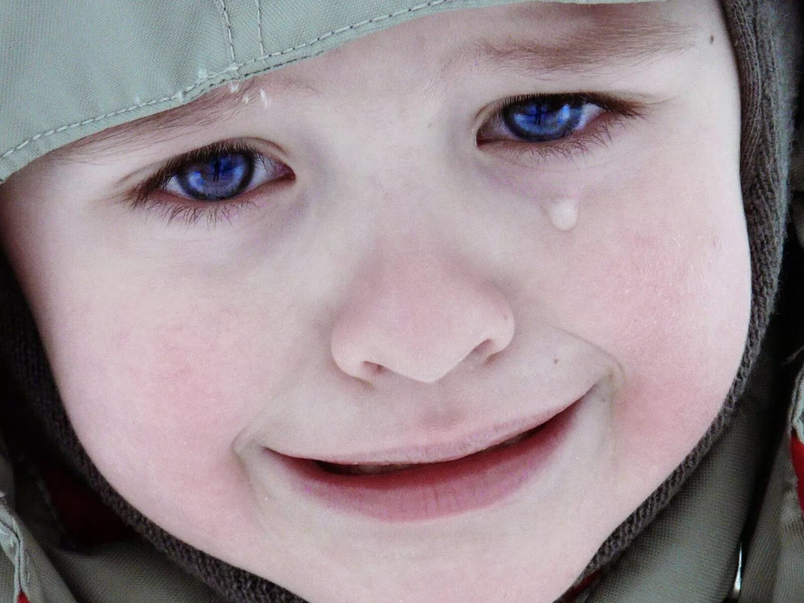 Плакать какое лицо. Слезы ребенка. Мальчик в слезах. Глаза мальчика. Детские глаза со слезами.