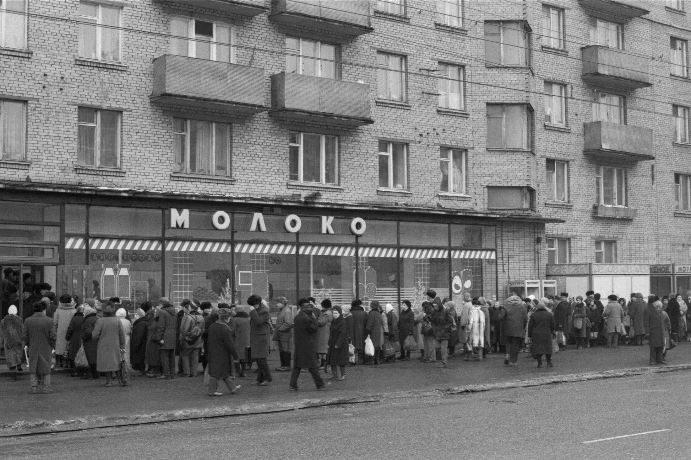 Советский очевидно. Очередь в магазин СССР. Очередь Советский магазин СССР. Очереди в СССР 1980. Очереди в СССР 1970-Е.