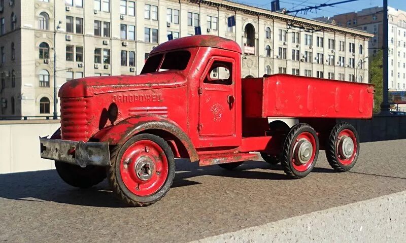 Железный грузовик. ЗИС 150 игрушка СССР. ЗИС-150 грузовой автомобиль. Грузовик Железный ЗИС ЛТЗ. ЗИС-150 грузовой автомобиль трехосный.